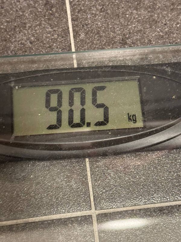 A digital scale displays a weight of 90.5 kg.