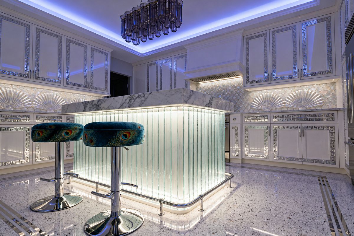 Room AI – Hollywood Regency Kitchen with Fluted Glass Island