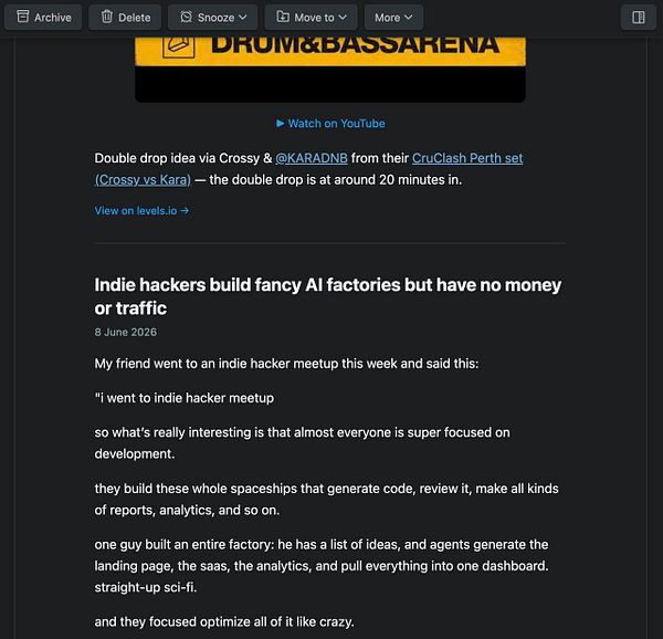 Smartphone screen displaying a blog post about computers and the internet, with a title, images, and navigation icons.