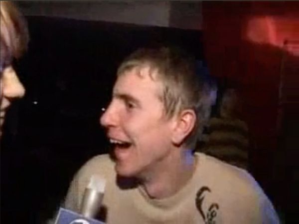 Screenshot of a 2009-style Spanish Flash website featuring a vibrant, colorful game-like interface with animated sprites and a retro design.