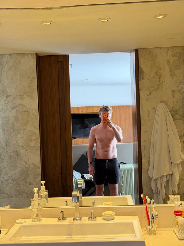 Smartphone screenshot displaying an app screen with a body composition graph tracking body fat percentage over time.