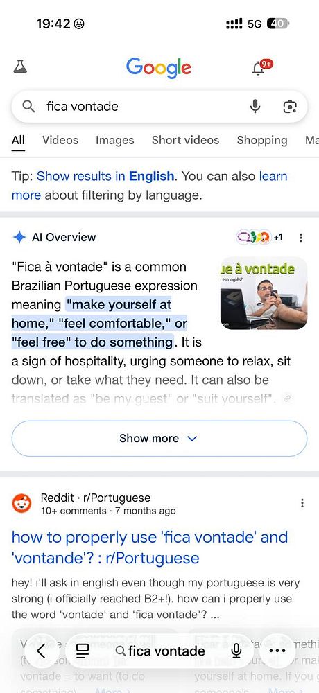 A colorful hand-lettered poster illustrating the Portuguese phrase "fica vontade" surrounded by flowers and decorative lines.