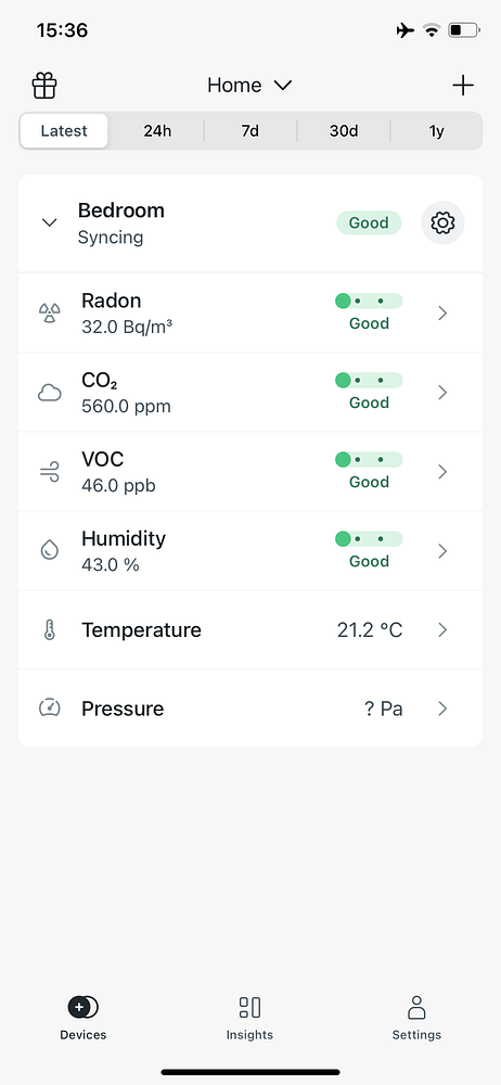 The image displays a mobile app interface showing air quality metrics for a bedroom.