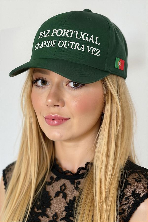 A model wearing a green cap with Portuguese text and a flag.