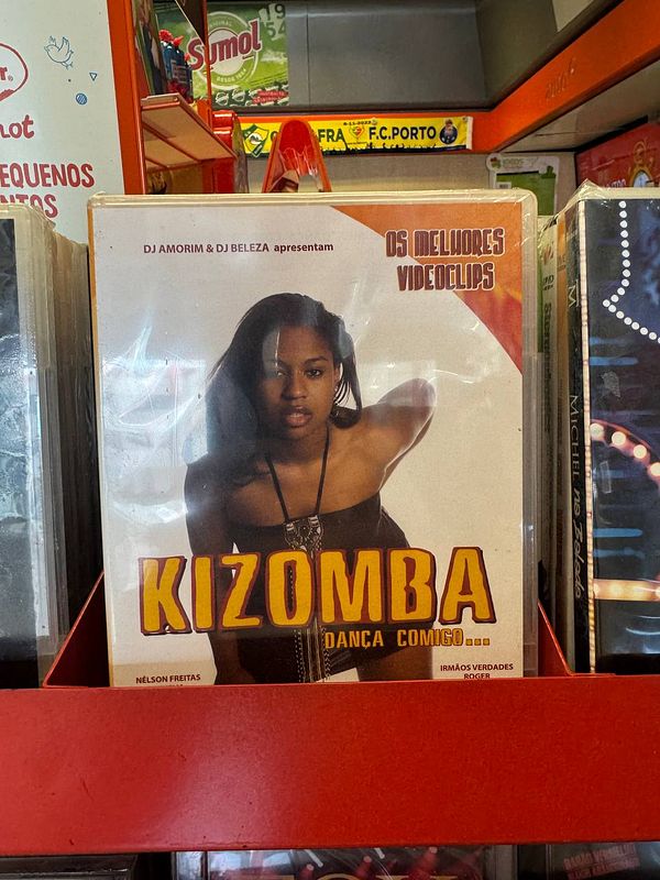 A music video compilation titled 'Kizomba Dança Comigo' is displayed on a shelf.