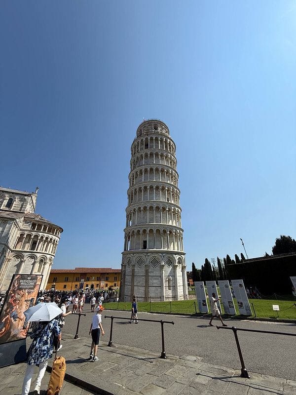 Photograph of the Leaning Tower of Pisa with clear blue sky background.