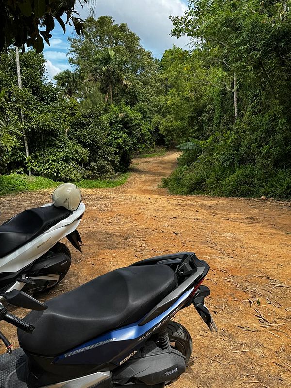 A narrative image showing a lakeside scene with text reminiscing about an adventurous scooter ride on a 4x4 route in Samui.