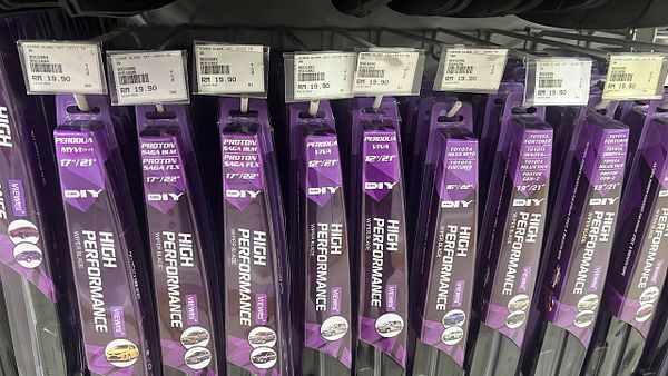 The image displays a selection of wiper blades available for purchase.