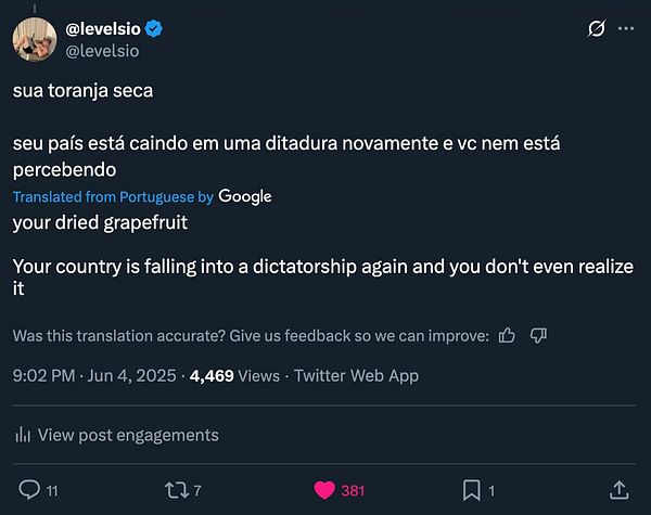A tweet discussing a translation issue and political commentary in Portuguese.