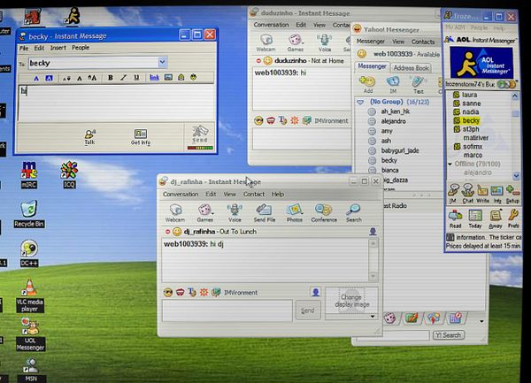 Screenshot of a software interface showing 'Auto Log In' feature settings for AIM with option toggles and a taskbar at the top.