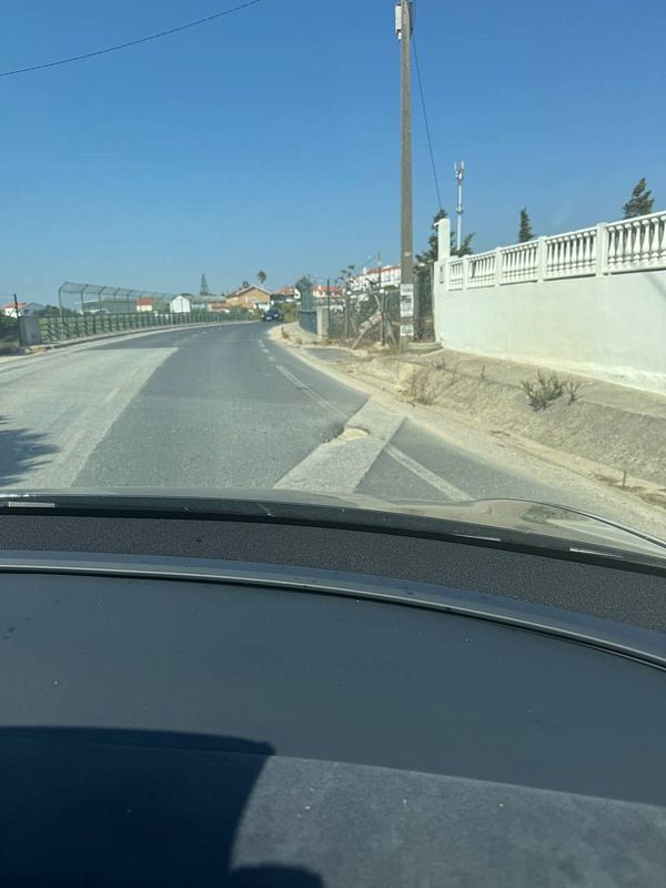 A road with a significant hole is visible, prompting a report to the municipality.