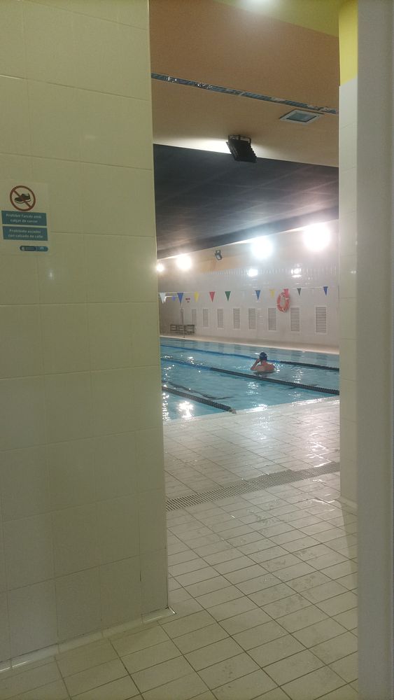 Smartwatch screen displaying a workout summary with elapsed time and split times for running and swimming activities.