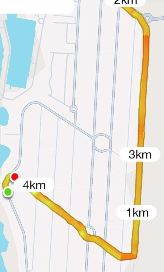 A running route map displaying a 4 km distance with marked checkpoints.
