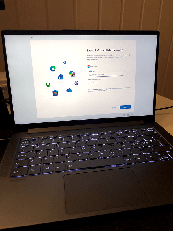 Windows 11 sign-in screen prompting for a Microsoft account with options to log in or create an account.