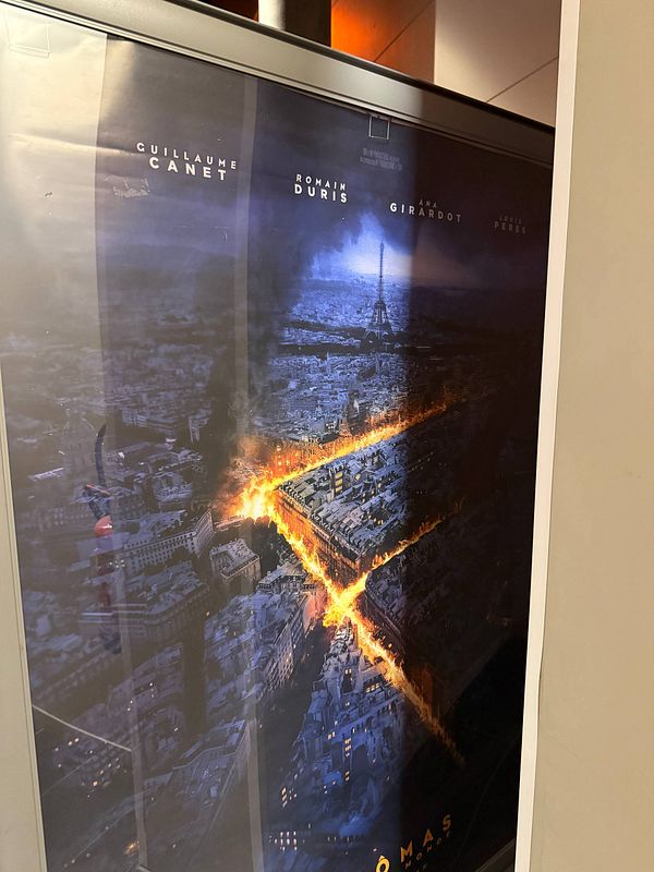 Poster of the movie 'L'Ennemi Public N°1' featuring a fiery street pattern over Paris with the Eiffel Tower in the background.