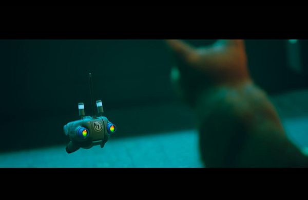 Screenshot of the Stray game interface showing a robotic cat walking on a rooftop with buildings in the background.