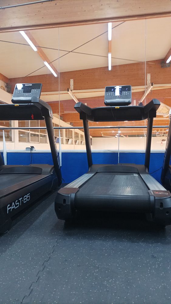 Mobile app screen showing a completed running workout summary including heart rate, distance, pace, and map route.