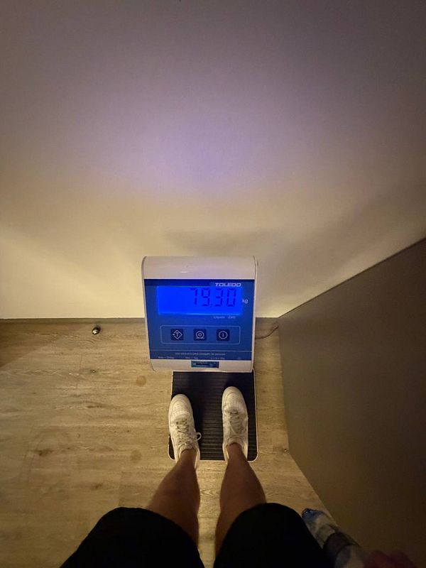 A digital interface displays a weight measurement of 79 kg alongside labels indicating it is a biomarker reading.