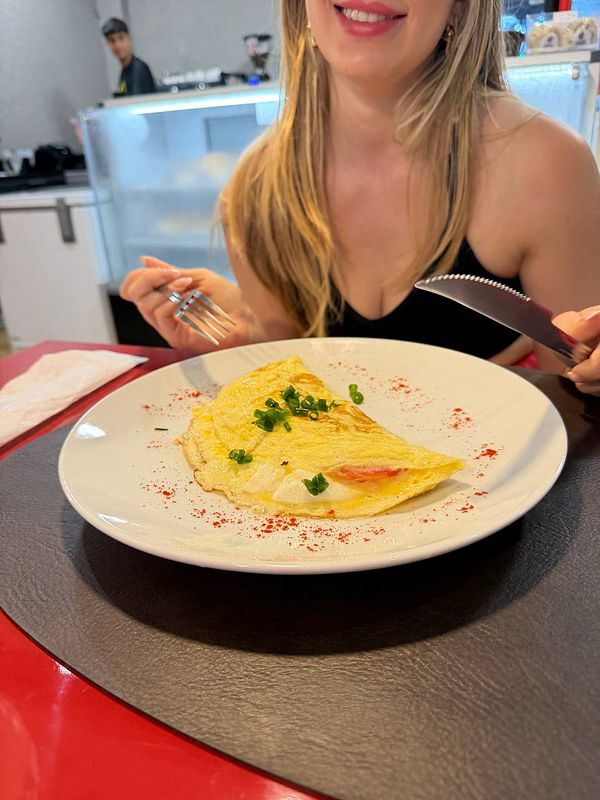 Handwritten Portuguese text on lined paper with two pens placed on top, one black and one white.