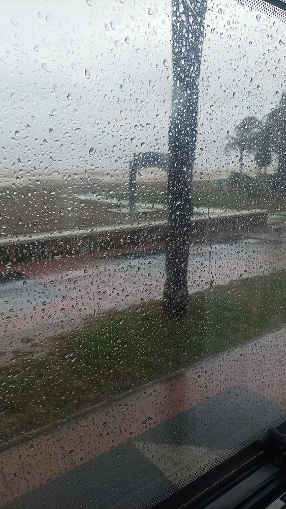 Street view of the Torremolinos coastline with a sunset sky and prominent red alert banner.