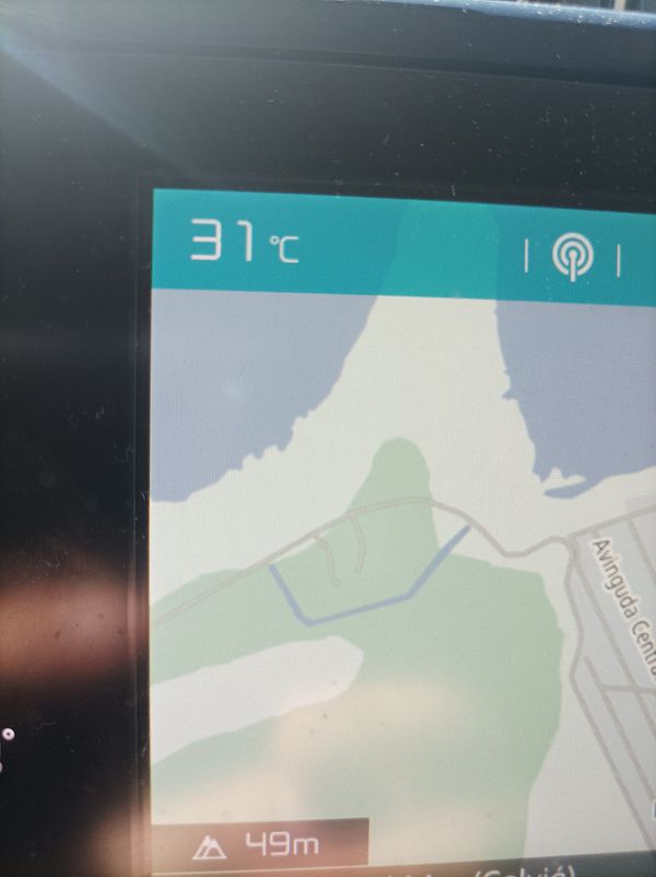 The image displays a navigation screen showing a temperature of 31°C and a map layout indicating a nearby beach area.