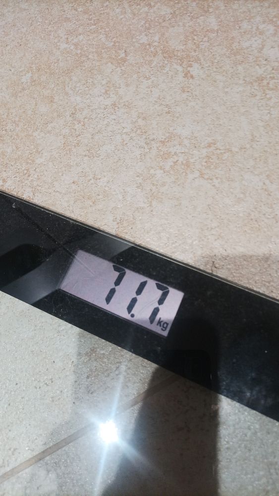 The image displays a digital scale reading 71.7 kg.