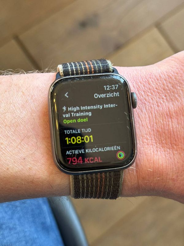 A smartwatch displays workout statistics for a high-intensity interval training session.