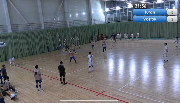 A futsal match in progress between Turan and Vostok, with the score tied at 3-3.