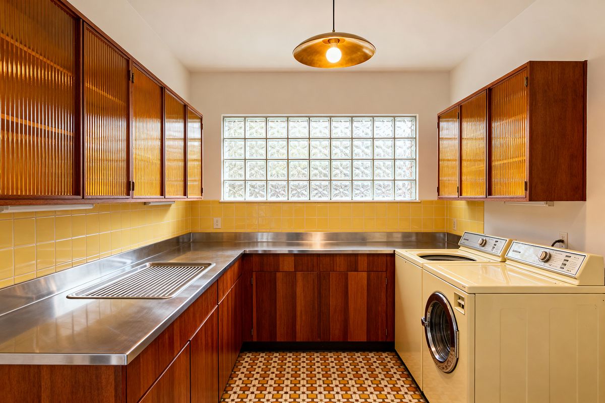 Room AI – U-Shaped Laundry with Amber Glass and Yellow Tile - Interior
