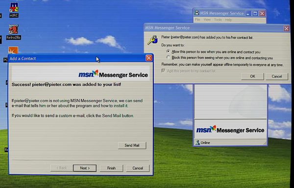 Screenshot of MSN Messenger settings window showing user configuration options.