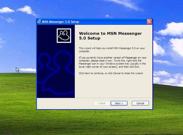Screenshot of MSN Messenger 5 setup installation window on Windows XP with an additional license agreement window open.