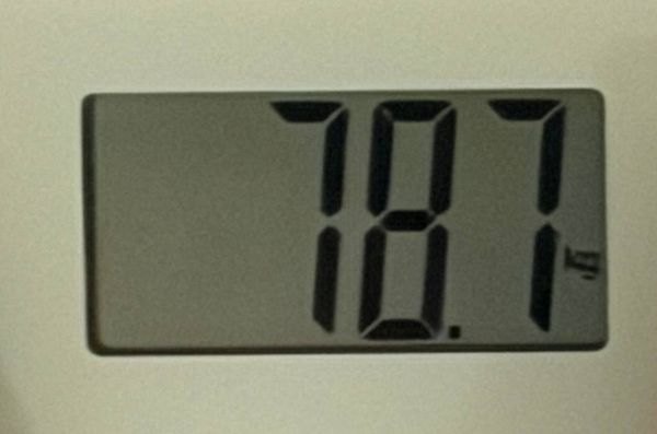 Bar chart showing measurements of muscle mass and fat mass over five nights in May, with muscle mass generally around 32-33 kg and fat mass around 6-7 kg.