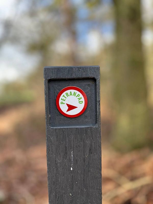 A trail marker indicating the Petranpad walking route.