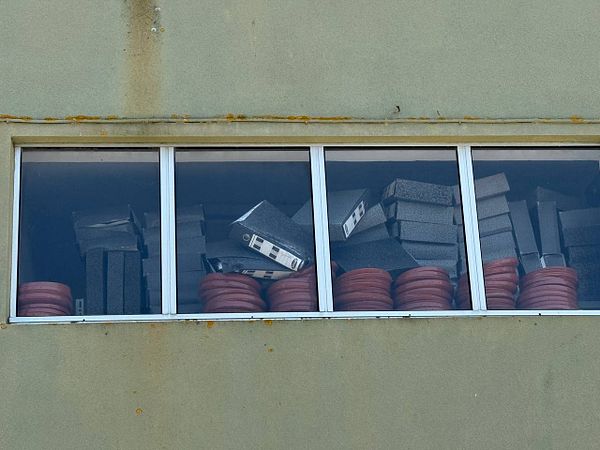 A window displays stacked foam blocks and red circular weights.