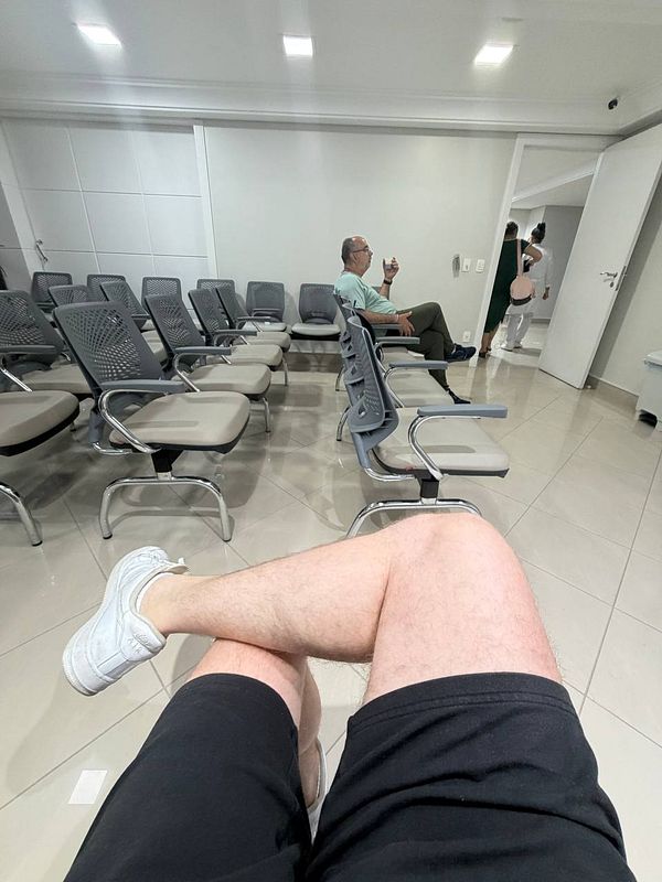 Ultrasound image of an artery with anatomical labels identifying the arterial lumen and wall.