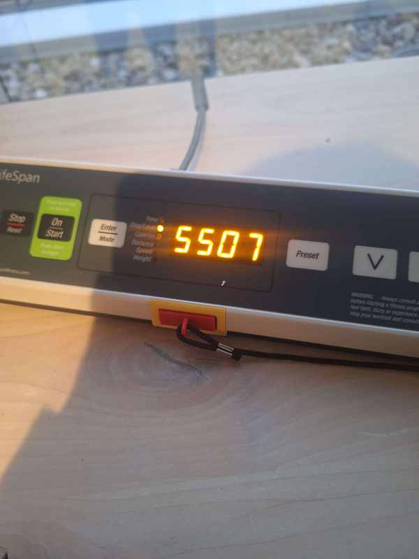 The image displays a digital pedometer showing a step count of 5507.