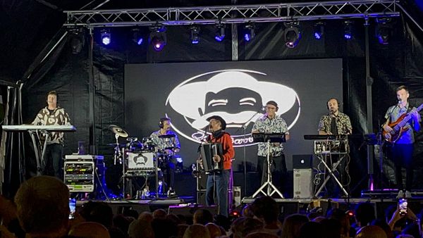 A live performance by Quim Barreiros and his band at a soup festival.