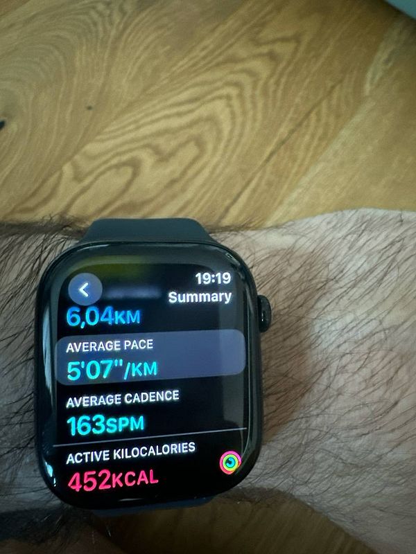 A smartwatch displays running statistics after a 6 km run.