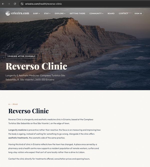 A modern clinic building labeled Reverso Clinic located at night with a well-lit entrance and surroundings.