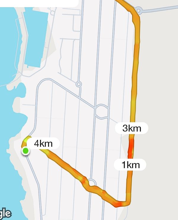 A running route map displaying a 4 km path along a waterfront area.