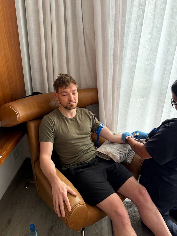 A blood test requisition form in Portuguese for a patient named Suellen with scheduled collection details and specimen instructions.