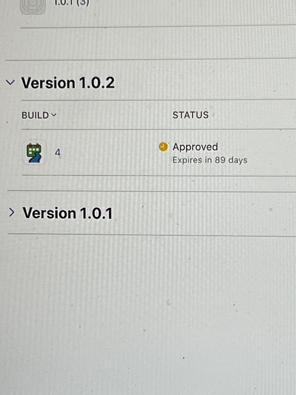 The image displays the TestFlight status for an app version, indicating approval and expiration details.