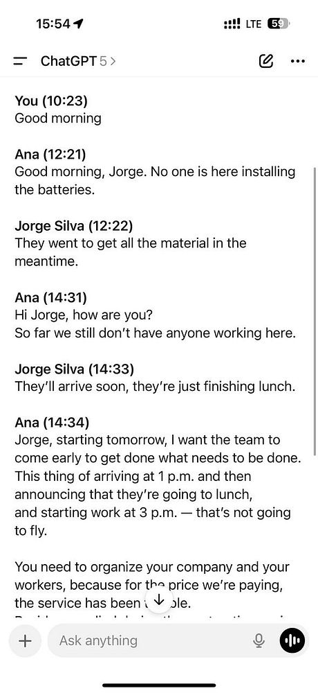 A chat conversation discussing issues with a solar panel installation service.