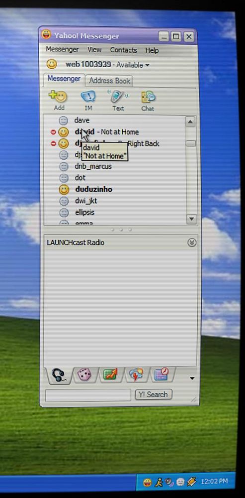 Screenshot of Yahoo! Messenger application login interface with user input fields and buttons.