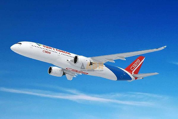 A COMAC C929 aircraft is depicted in flight against a clear blue sky.