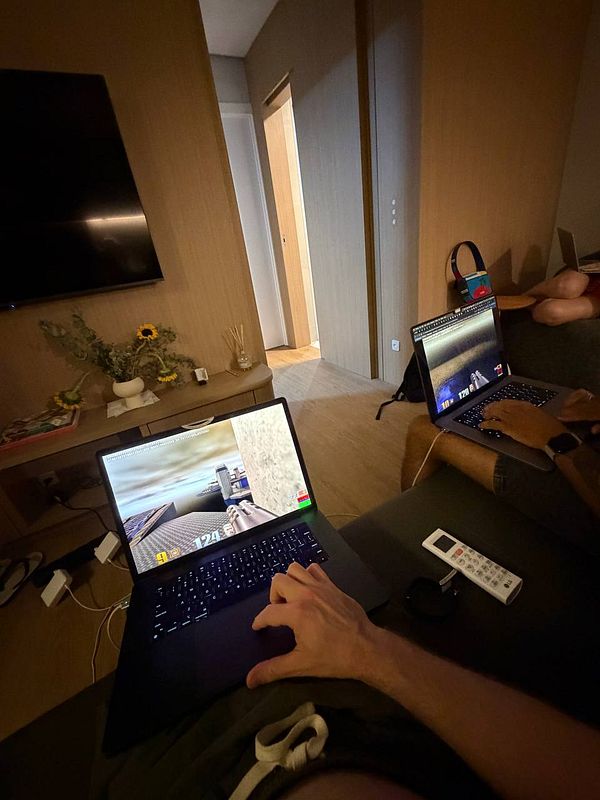 Mobile game interface from q3.pieter.com showing a multiplayer match with scores and map details.