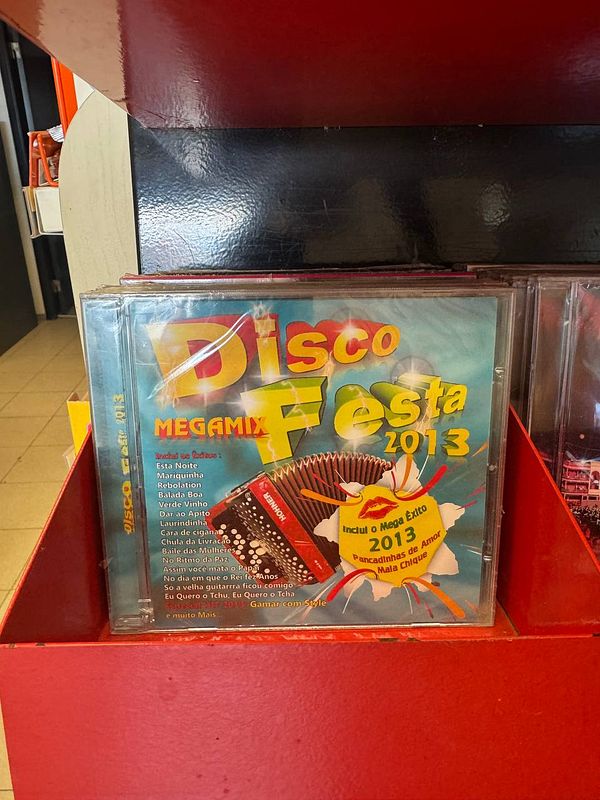 A CD titled 'Disco Festa 2013' is displayed in a red shelf.