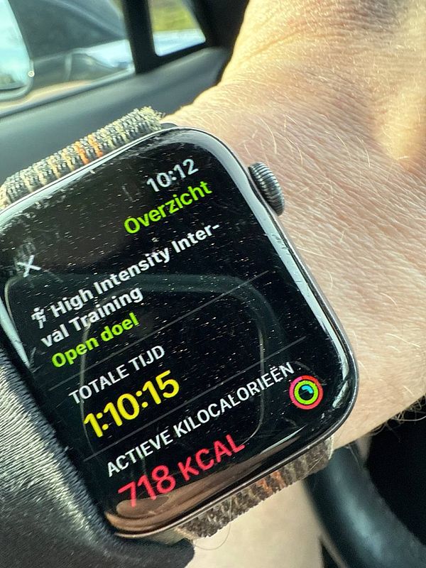 A smartwatch displays workout statistics for a high-intensity interval training session.