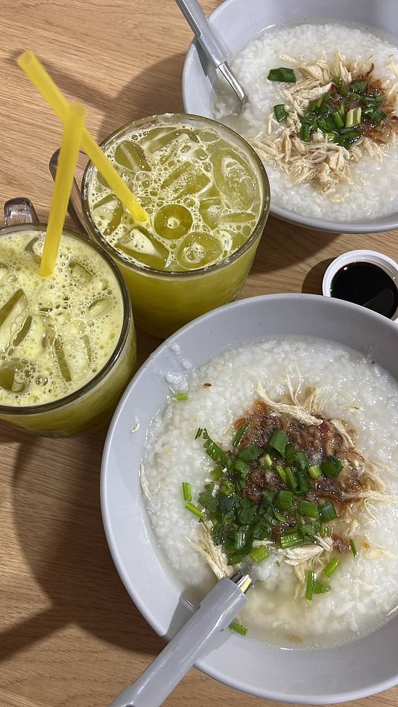 A meal featuring porridge and drinks on a wooden table.