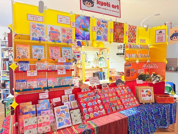 Booth design layout for an event with a central stage and surrounding booth areas marked with numbers, illustrated on a map with a river labeled Naistenlahti nearby.